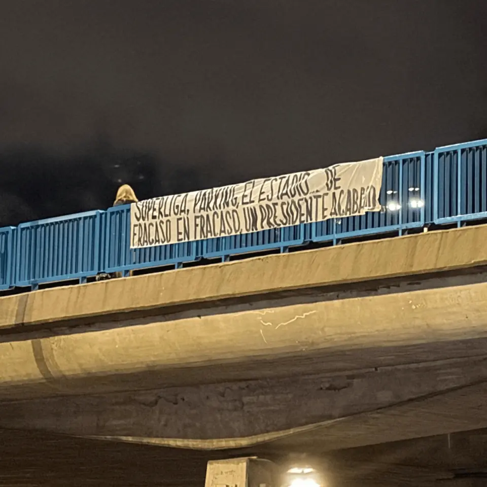 配资资讯服务网 不满换帅+3天丢2冠!皇马球迷拉横幅要求老佛爷下台，将在主场狂嘘